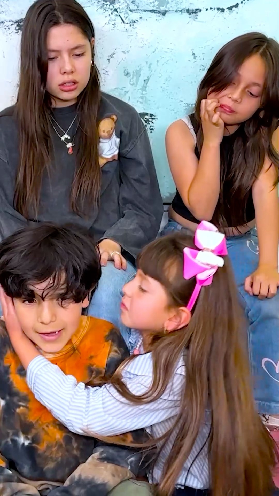 SOFÍA LE ROBÓ UN BESO A FACU !!