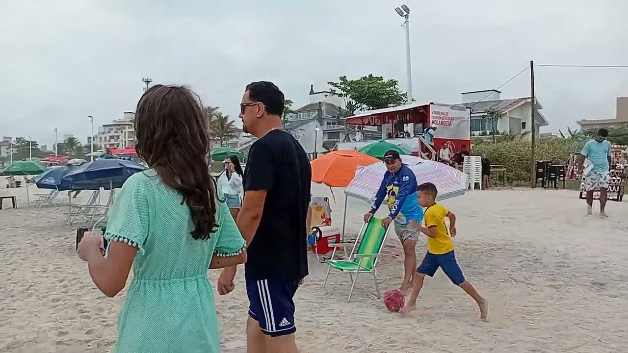22 de dezembro praia dos ingleses fervendo e já com turistas na água 
