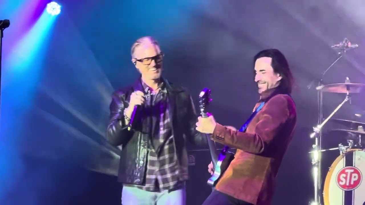 Nuno Bettencourt performing with Stone Temple Pilots