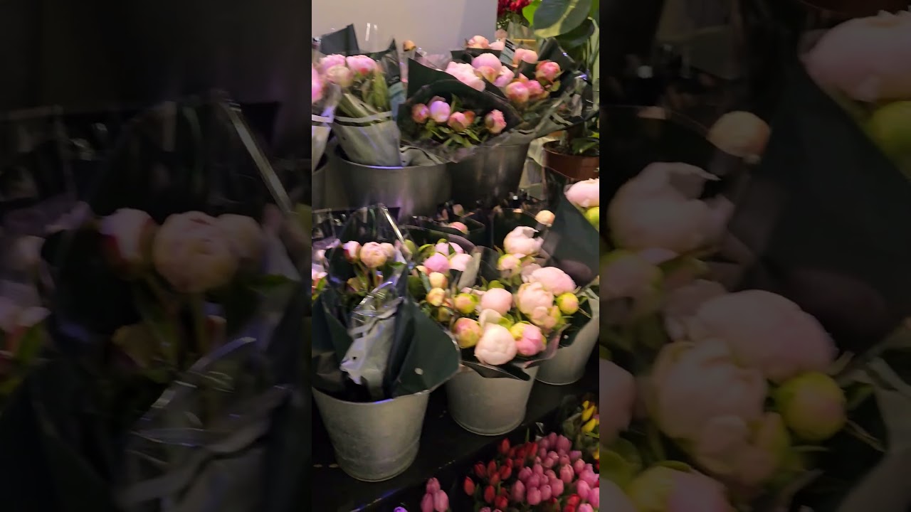 Лондон.  Срезанные цветы. Пионы. Ресторан.London. Cut flowers. Peonies. Restaurant.