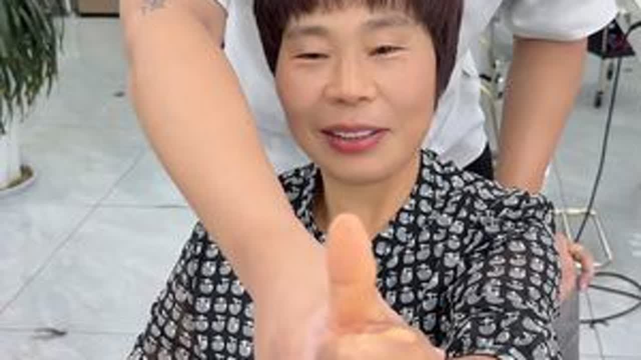 孃孃一旦上了年纪，白发就多发际线后移就像这样剪，又年轻又好看#短发 #时尚短发 #根据脸型设计发型