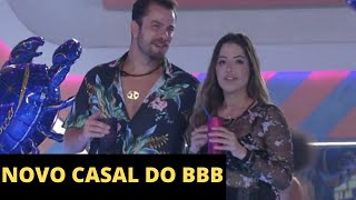 Bbb 22 Laís E Gustavo Trocam Beijos No Quarto E Brother Cai Da Cama