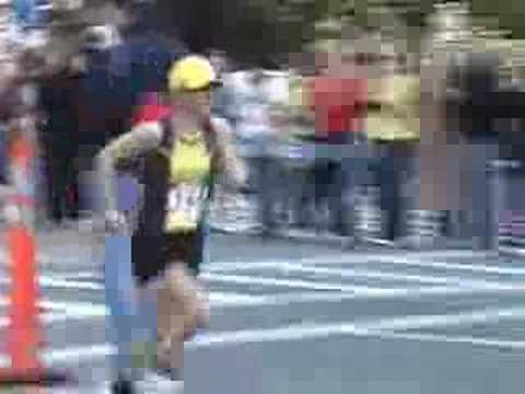 Footage of Joan Benoit-Samuelson during the 2008 Women's Olympic Marathon Trials. Very impressive running on her part!! Good Job, Joanie!!