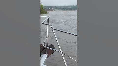 Varen door een sluis op een rivier. Omhoog #greatloop #river #riverrats