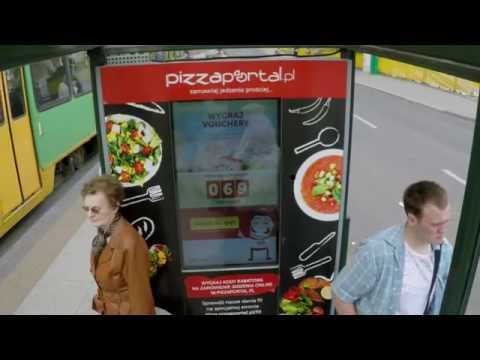 „Spadające” dania od PizzaPortal.pl na przystanku