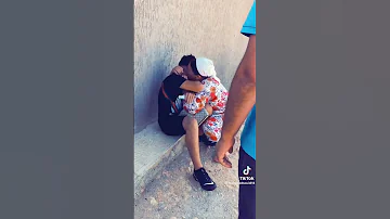 شاهدوا لقاء حراڨ جزائري بوالدته بعد سنين من الغربة 