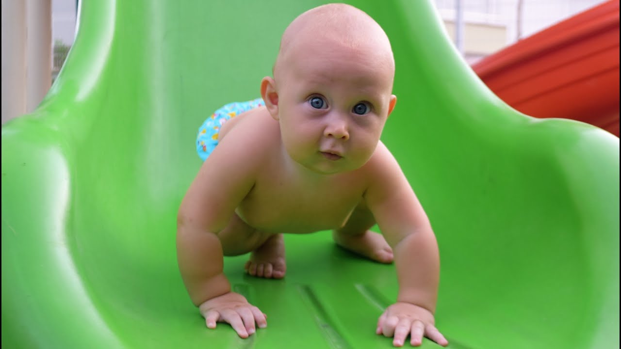 Ребенок в 5 месяцев видео. Смешные дети до 5 месяцев. Умелки малыша в 5 месяцев. Детские умелки в 8 месяцев. Плавает ползает.
