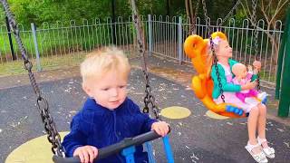 Эльвира и братик ИГРАЕТ В ПРЯТКИ НА ПЛОЩАДКЕ с Человек Паук Ryan plays hide and seek at playground Эльвира и братик ИГРАЕТ В ПРЯТКИ НА ПЛОЩАДКЕ с Человек Паук Ryan plays hide and seek at playground