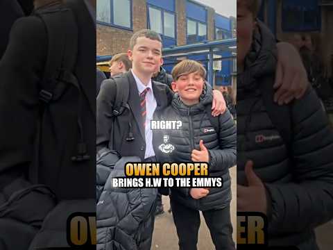 أوين كوبر أحضر واجباته المدرسية إلى حفل توزيع جوائز إيمي