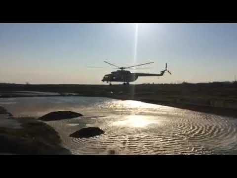 ვერტმფრენი მდინარიდან წყალს იღებს