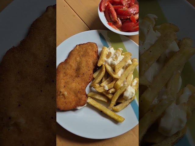 Schnitzel mit pommes und Tomaten Salat ist lecker 😋 #essen #lecker #schnitzel #zuhause