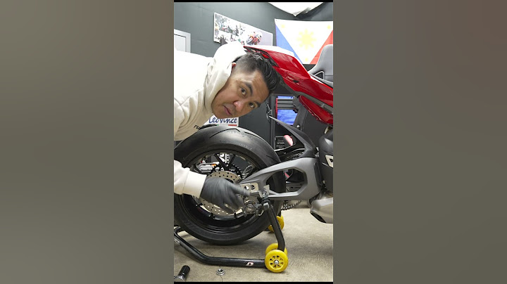 The 2025 Ducati Panigale V4 rear wheel removal is insane!