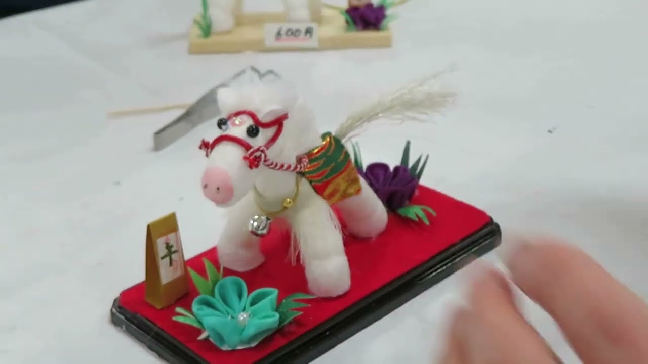 フラワーパーク江南で繭の素材を使用して、今年の干支の馬作りを体験しました。