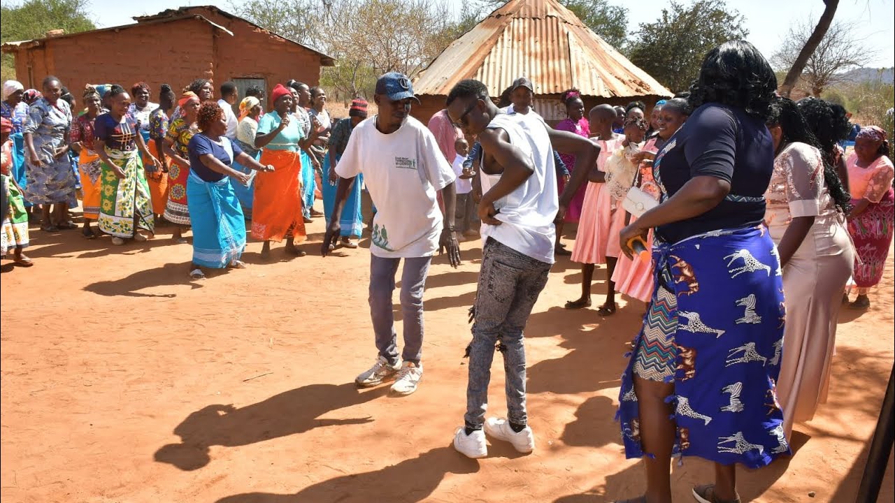 KUTUNGA KWOO  BY VERONICA NGINA (MADAM REVERSE) LIVE.