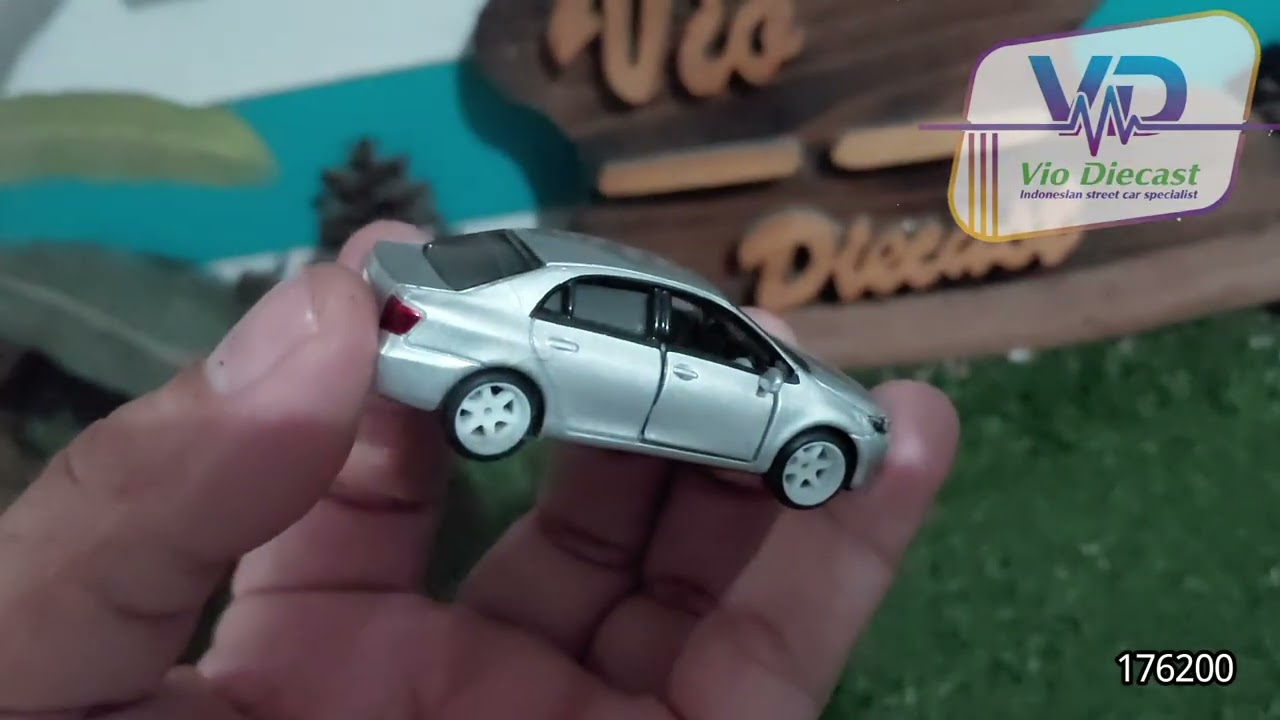 985_Vio diecast_Scale 1:64 Diecast Toyota Corolla Axio Tomica