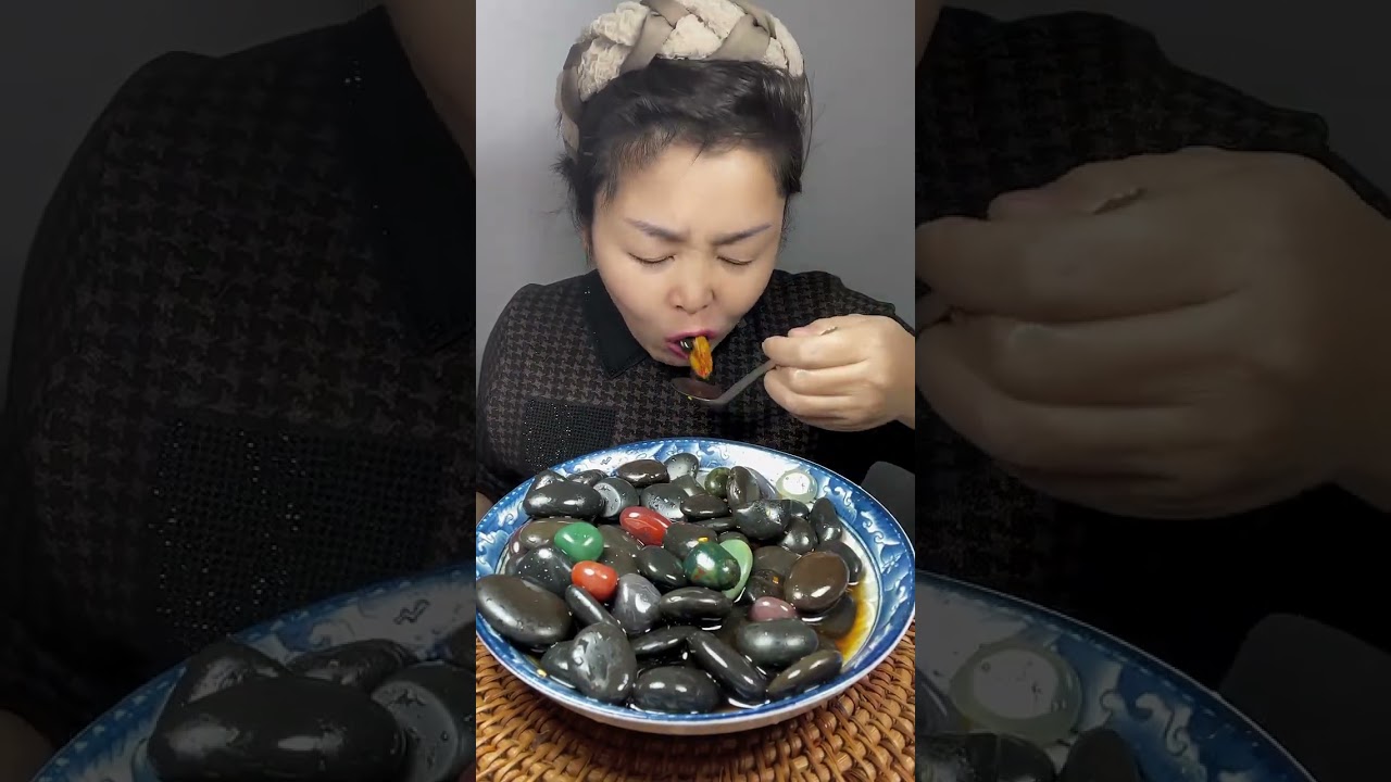 Li Hailong chili oil. The ingredient list is clean, only soybean oil, chili pepper,