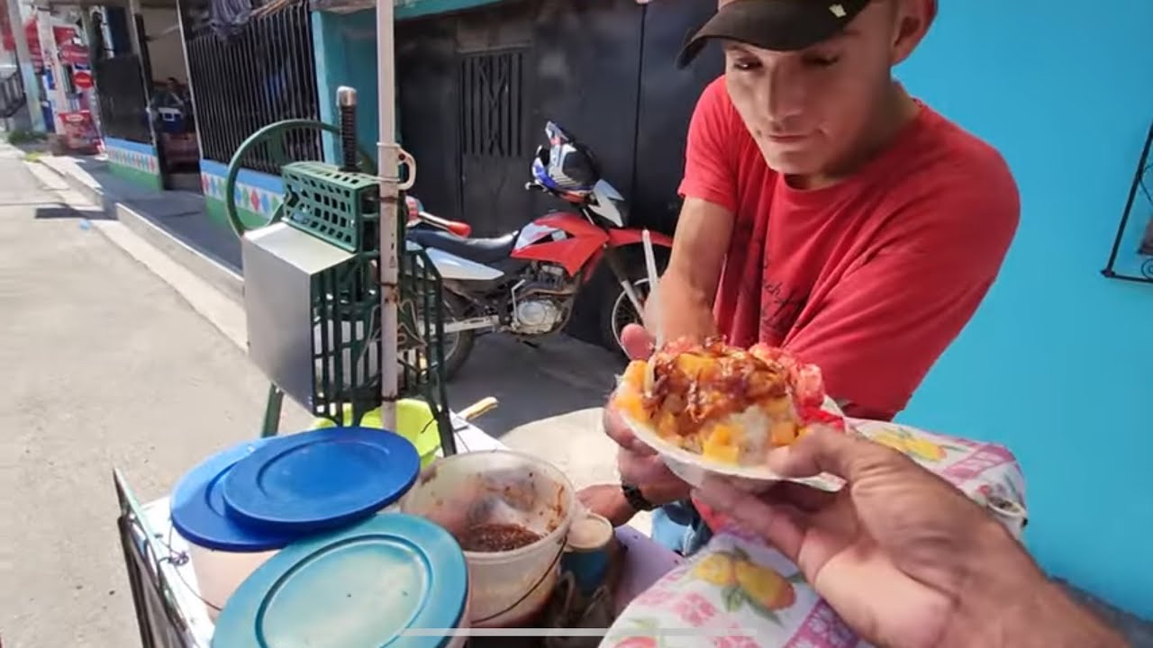Asi se gana la vida este joven !! Vendiendo minutas o raspados !! 🍧 ...