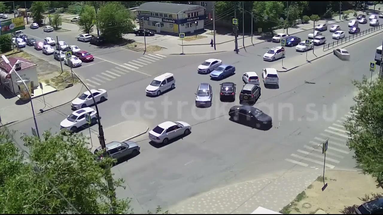 разбитая машина астрахань. чп астрахань. астрахань авария на пирогова. волгоград астрахань дтп. пожар в селе икряное астраханская область.