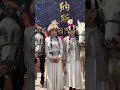 Кытайдан келе жаткан кыздарды ким тосуп алат?