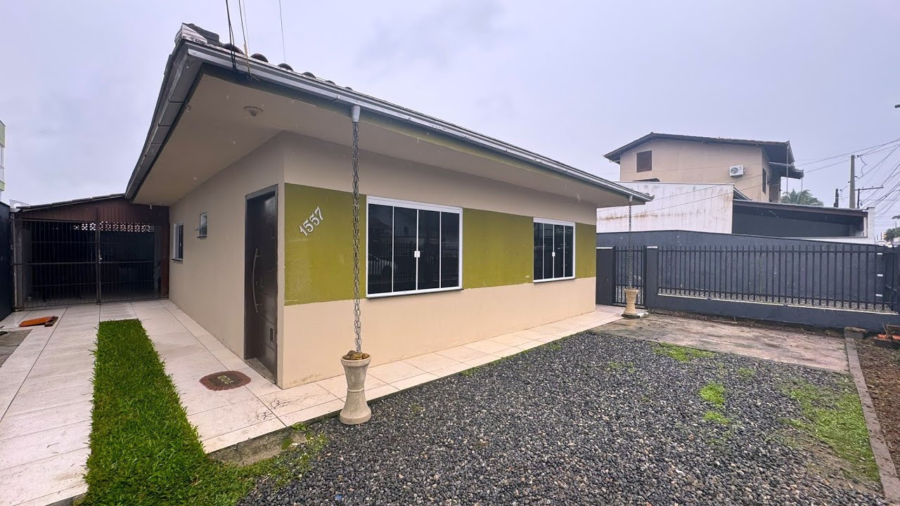 Locação - Casa com 03 quartos para alugar no Iririú em Joinville