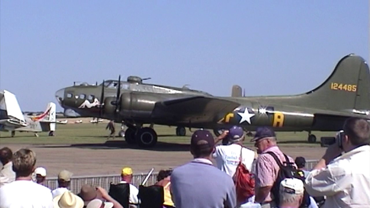 B17 Sally B at Flying Legends 2003, startup and takeoff