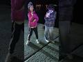 夜の港でダンスしていた姉妹