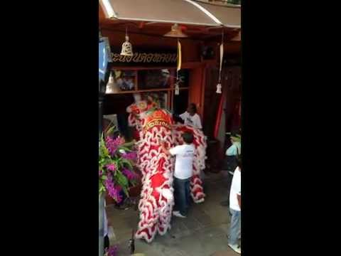 สิงโตไหว้ศาลสมเด็จพระเจ้าตากสินมหาราชชาววัดอรุณ/1