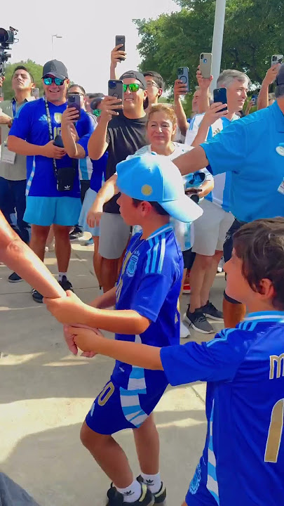 Argentinian fans are desperate to get a look at Messi's wife, Antonela and kids 📸🇦🇷 #messi