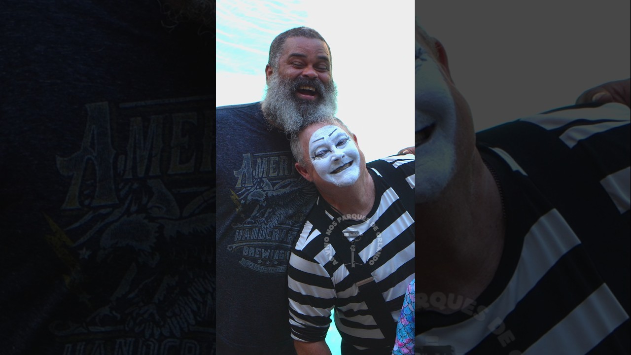 Tom o mímico fazendo travessura com a barba do homem 😂🤣 #tomthemime #seaworldmime