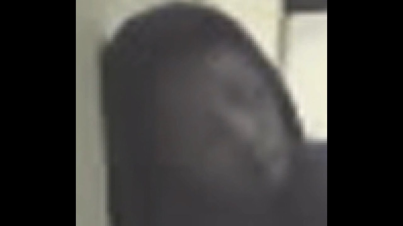 Кеннека Дженкинс (идет по коридору вестибюля 😮!)