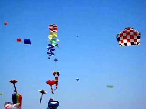 A colorful kite of red white yellow green blue that moves about happily as the dance is Kinetic kite. Kinetic kite is a design of Yukio Akiyama in Japan. è¸ãããã«ãæ¥½ããåãåã£ã¦ããèµ¤ç½é»ç·éã®ã«ã©ãã«ãªå§ã¯ã­ããã£ã¯ã«ã¤ãã§ããã­ããã£ãã¯ã«ã¤ãã¯æ¥æ¬ã®ç§å±±å¹¸éã®èæ¡ããå§ã§ãã