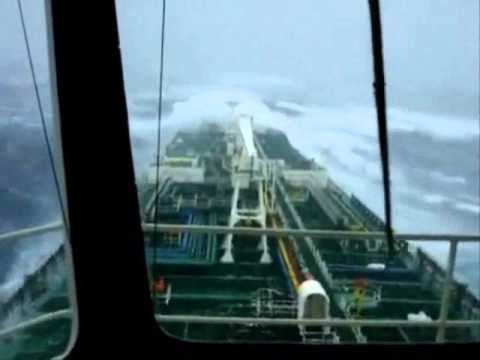 Video: Močiutė Plaukia į Jūrą Ant Ledkalnio