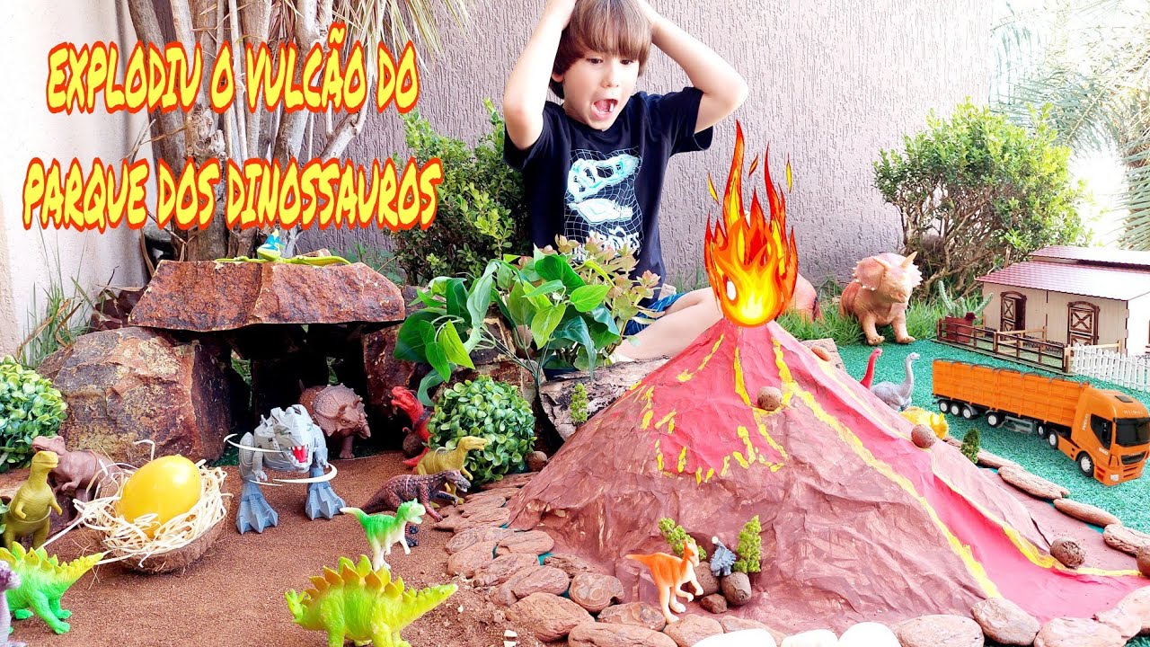 PARQUE DE DINOSSAUROS DE BRINQUEDO E UM VULCÃO NA FAZENDINHA DO FELIPE CANOPF | DINOSAUR TOY FARM