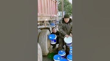 The process of opening a paint bucket = a good method worth sharing
