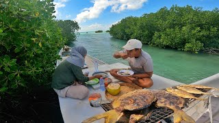 Menombak ikan hasilnya langsung masak dan makan diatas perahu panen melimpah