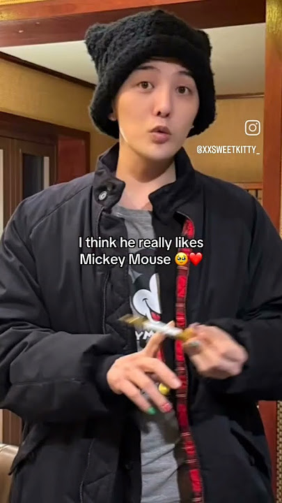 G-dragon likes Mickey mouse 😲❤ #gd #gdragon #bigbang #kwonjiyong #kpop #mickeymouse #cute