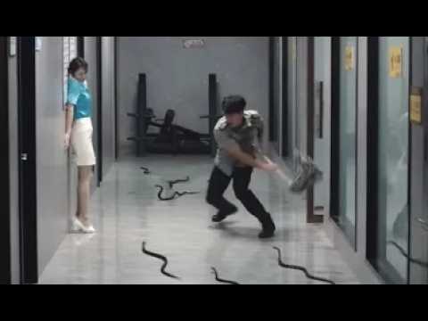 蛇群闯入公共浴室，吓得美女花容失色！ 【巨蛇闯女校 Rising Boas in a Girl's School】