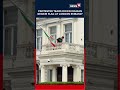 یک معترض در بحبوحه ناآرامی ها پرچم جمهوری اسلامی را از سفارت ایران در لندن پایین کشید N18S