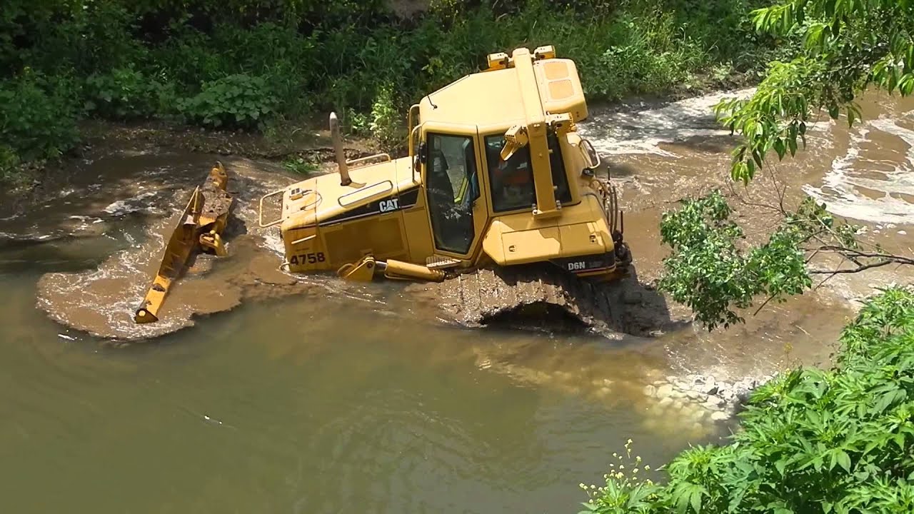 Skilled machine operator removes his CAT D6N from creek - YouTube