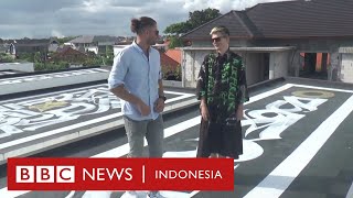 Rusia dan Ukraina bersatu di Bali: Karya seni kaligrafi tentang persatuan dunia - BBC News Indonesia