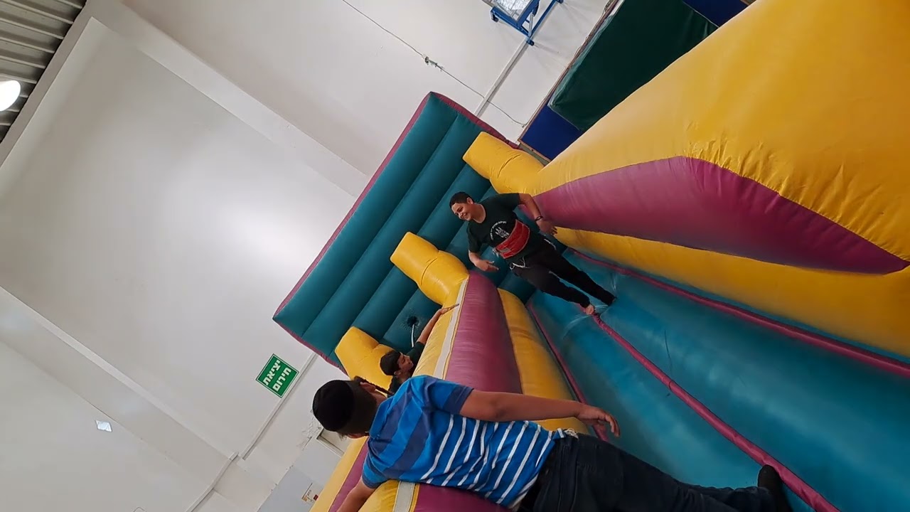 אטרקציות מתנפחות באולם סגור