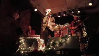 Jeanne Jolly & The Mistletoes - Twas the Night Before Christmas- a jazzy little rendition