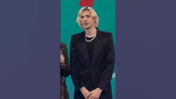 xQc stutters while presenting an Award