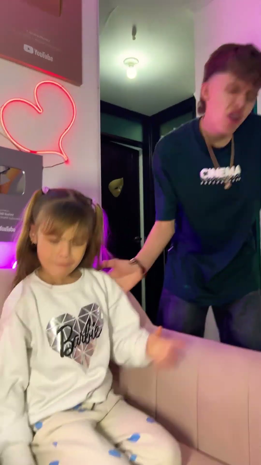 MI HERMANA PIDIO 7 REGALOS POR SUS CUMPLEAÑOS ?#humor #cosasdefamilia #comedia #shortviral