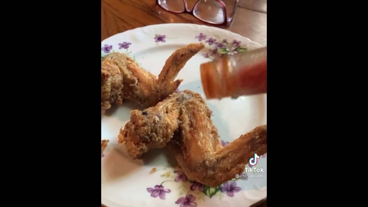 Hot sauce on chicken omg bussin YouTube