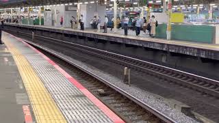 JR東日本　京浜東北線・埼京線・湘南新宿ライン赤羽駅　京浜東北線各停磯子行き発車と特急(車種不明)通過と湘南新宿ライン大船行き到着