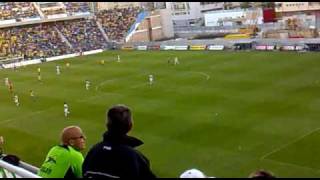 Afición Del Cádiz Cantándole A Un Aficionado Del Elche