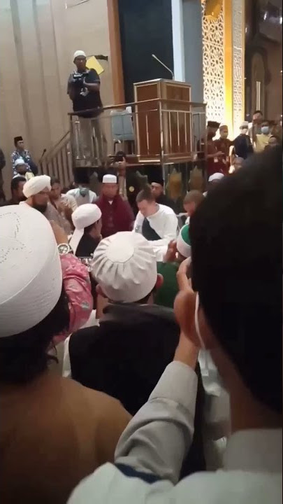 DETIK--DETIK DUA BULE BERSYAHADAT MASUK ISLAM DIHADAPAN PARA JAMAAH