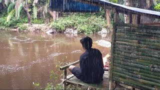 Укрыться во время сильного дождя || Одиночный кемпинг во время сильного дождя на берегу реки