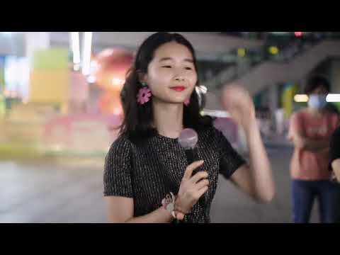 美女街头一首粤语老歌《下一站天后》，引路人驻足聆听